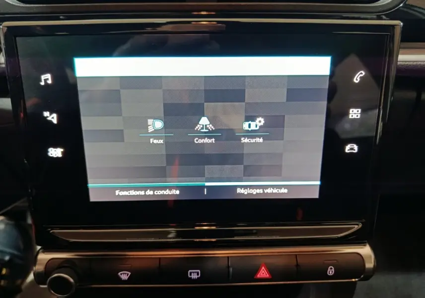 Écran tactile central allumé dans l’habitacle d’une Citroën C3 gris clair, affichant les réglages de conduite.