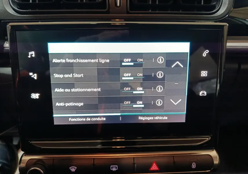 Écran tactile central de la Citroën C3 2024 affichant les réglages d’aides à la conduite, vue rapprochée intérieure.