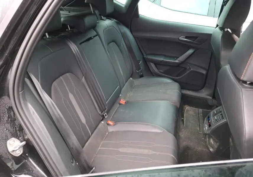 Vue intérieure côté droit des sièges arrière noirs en tissu et cuir du CUPRA Formentor 2.0 TDI 150 BVA 2022.