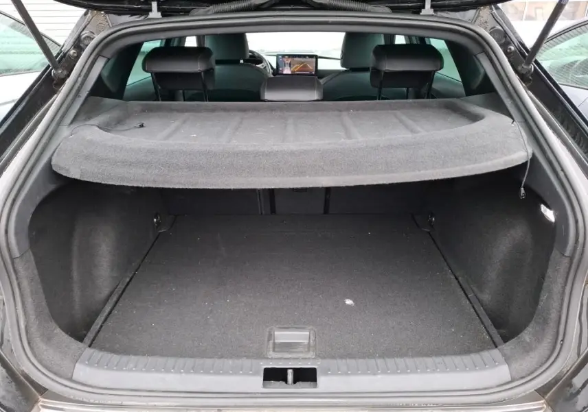 Vue arrière du coffre ouvert d'une CUPRA Formentor noire 2022, avec cache-bagages et intérieur sombre visible.