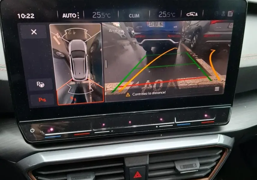 Écran tactile intérieur affichant la caméra de recul et l'aide au stationnement du CUPRA Formentor noir, vue frontale du tableau de bord.