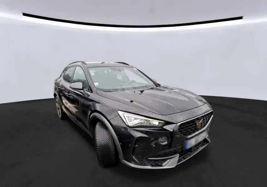 Vue 3/4 avant gauche d'un CUPRA Formentor noir avec calandre distinctive et jantes alu visibles.