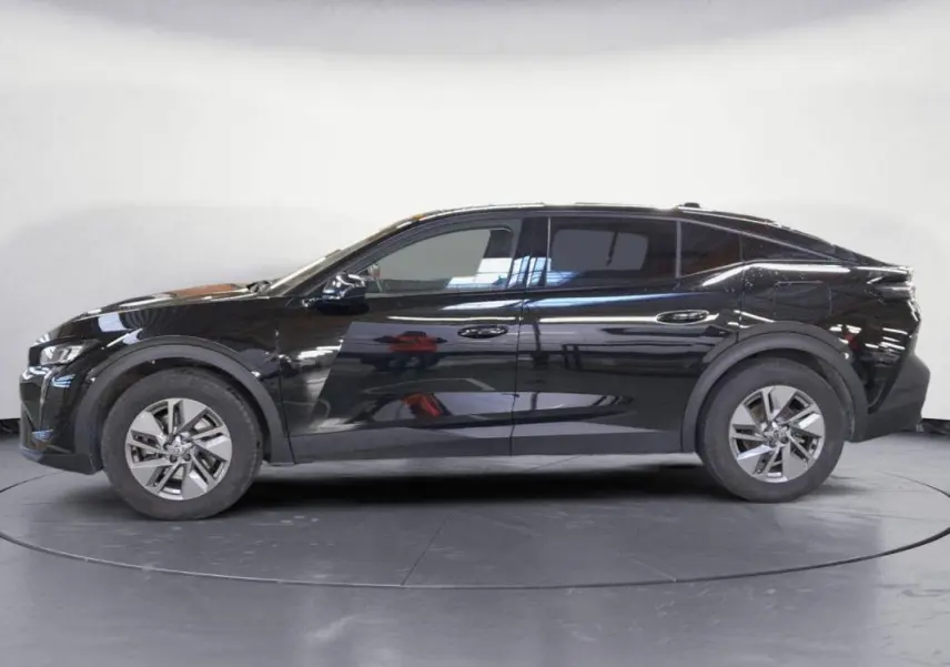 Peugeot 408 PHEV 180 e-EAT8 noir vue de profil côté gauche, avec jantes alliage 17 pouces et vitres teintées.