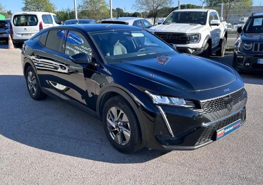 PEUGEOT 408 PHEV noir en 3/4 avant droit, jantes alliage 17 pouces et calandre au design moderne visible.