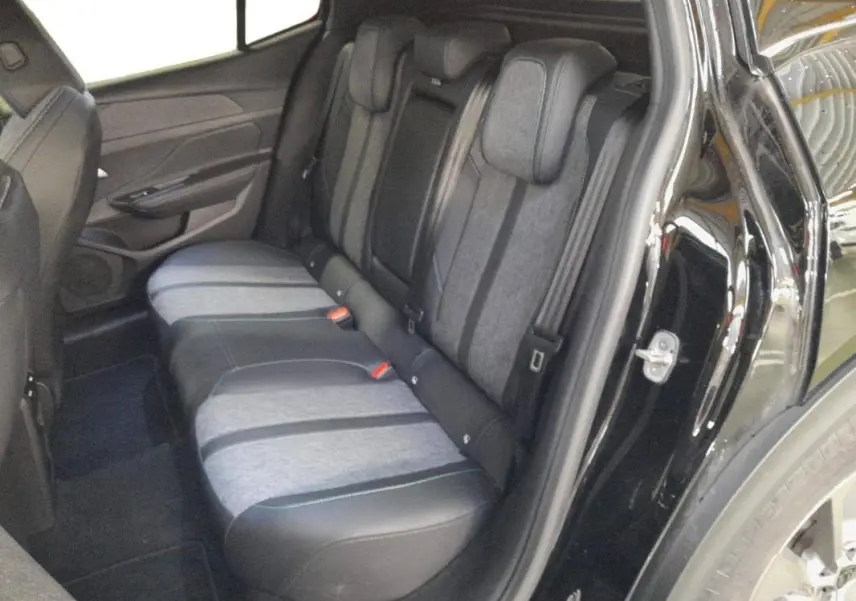 Vue intérieure côté droit des sièges arrière gris et noirs du Peugeot 408 PHEV 180 e-EAT8 Allure 2024 noir.
