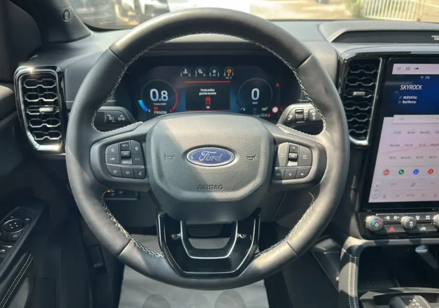 Vue centrée sur le volant cuir multifonctions du Ford Ranger 2026 avec tableau de bord numérique et écran tactile.