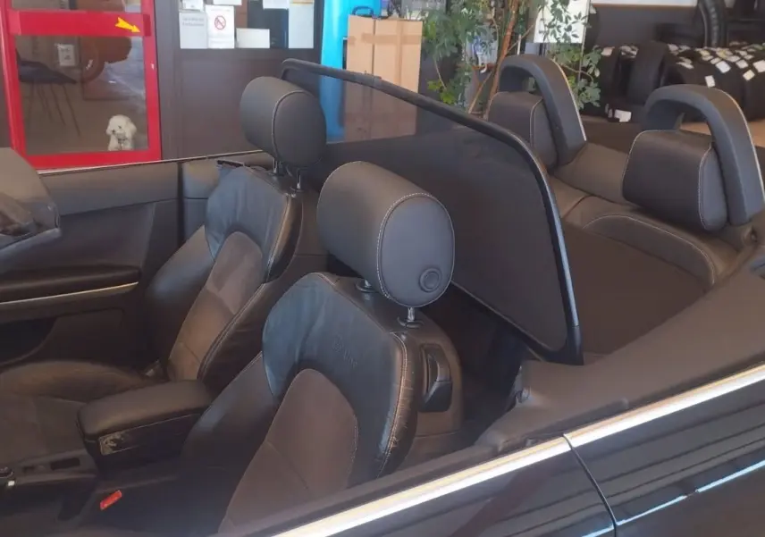 Vue intérieure côté gauche d'une Audi A3 Cabriolet noire 2010, mettant en valeur les sièges sport S-line en cuir et alcantara.