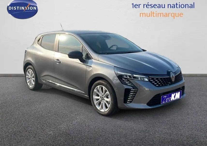 Renault Clio gris schiste métal vue 3/4 avant droit, avec feux LED et calandre moderne sur fond neutre.