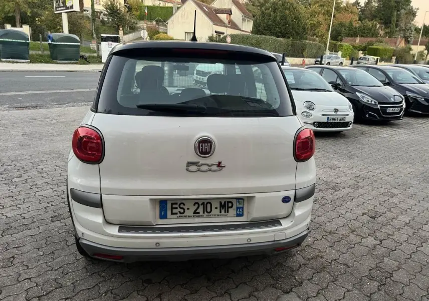Vue arrière d'une FIAT 500L blanche avec toit noir, feux arrière ronds et logo 500L bien visible.