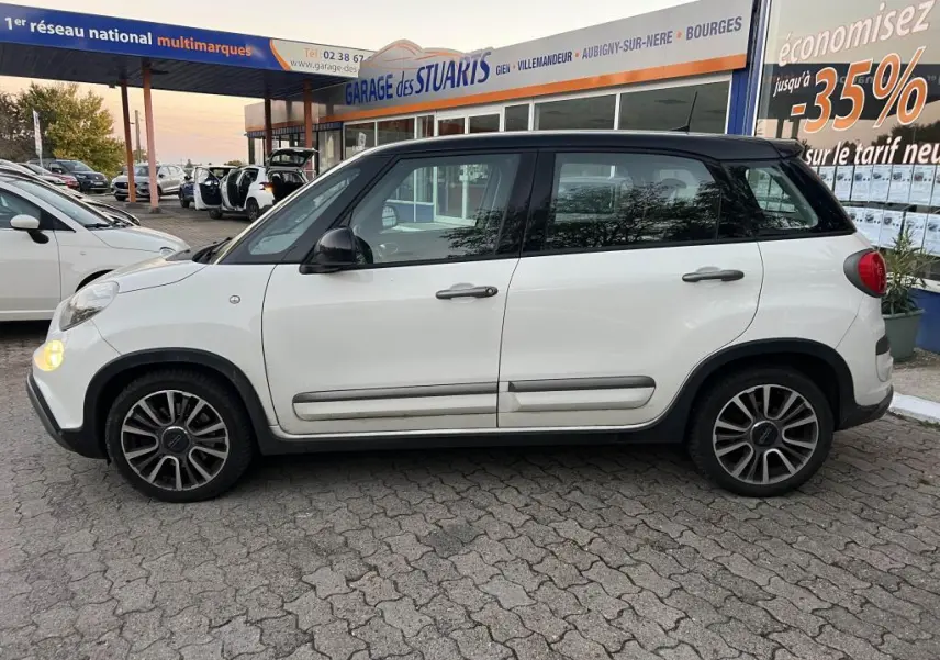 Profil côté gauche d'une Fiat 500L 2017 bi-color avec toit noir, roues alliage et feux arrière rouges visibles.