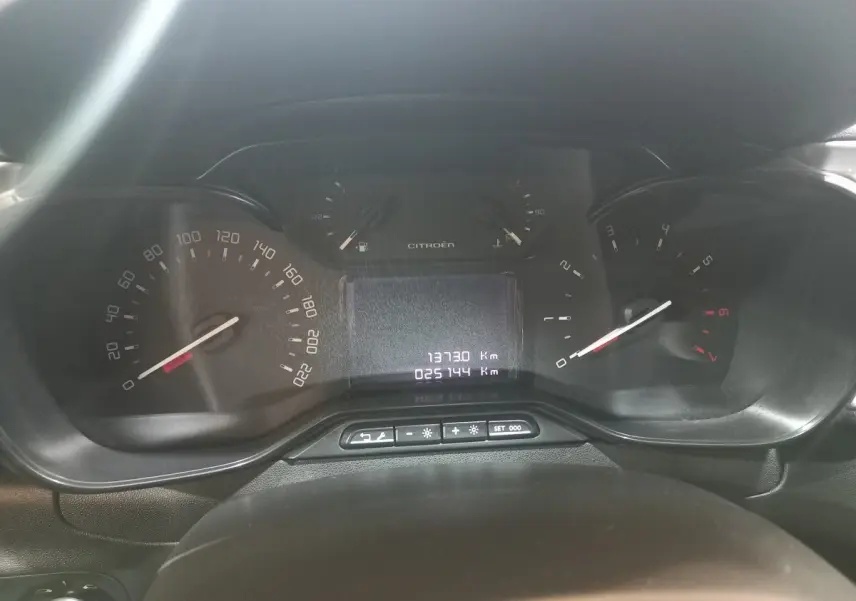 Vue rapprochée du tableau de bord noir de la Citroën C3 2024, affichant compteur, compte-tours et kilométrage numérique.