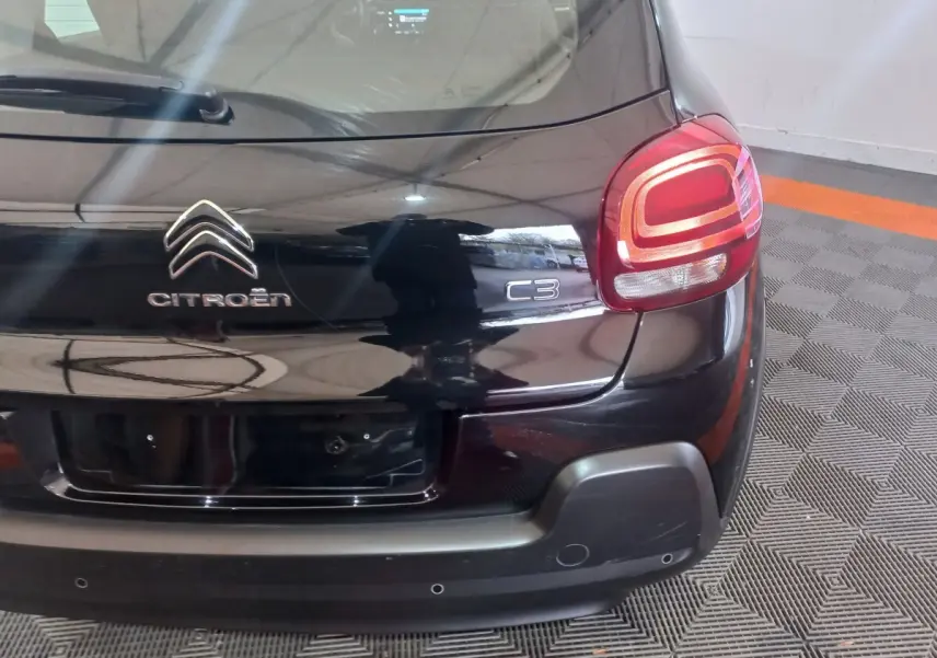 Vue arrière de la Citroën C3 noire 2024 avec feux arrière LED et logo distinctif visible à droite.