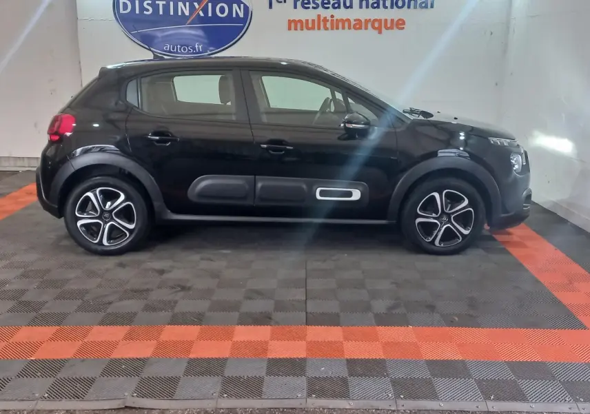 Vue de profil côté gauche d'une Citroën C3 noire 2024 avec protections latérales et jantes distinctives.