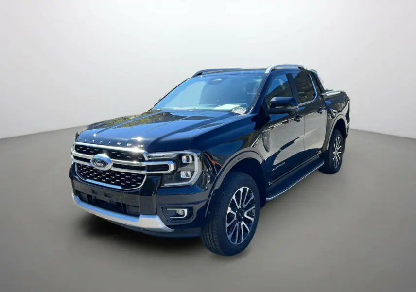 Ford Ranger 3.0 V6 noir agate vu en 3/4 avant droit, avec calandre distinctive et jantes alu 20 pouces.
