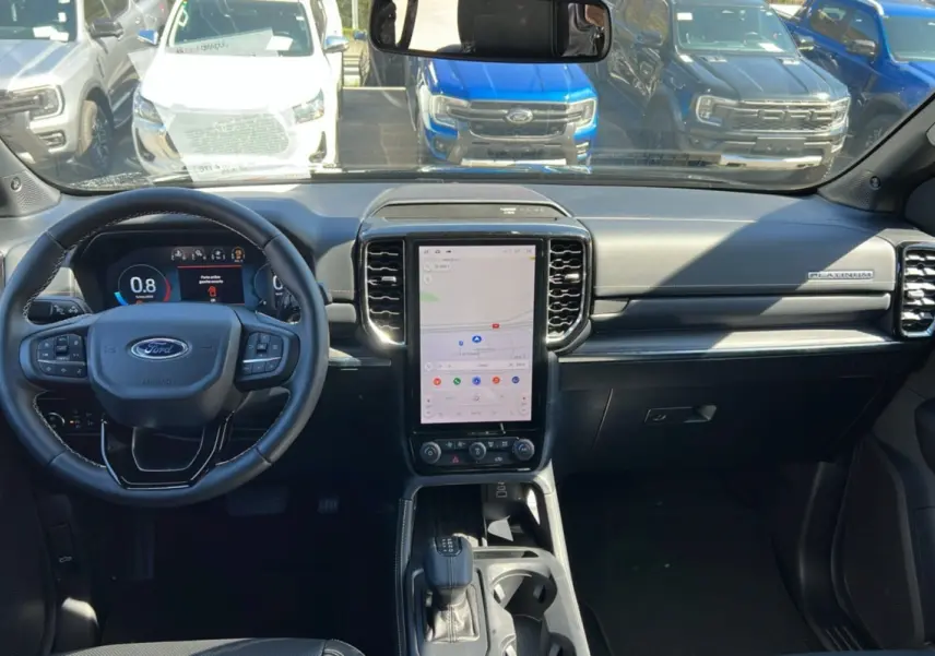 Vue intérieure du tableau de bord noir du Ford Ranger 2026 avec écran tactile vertical et volant multifonctions.