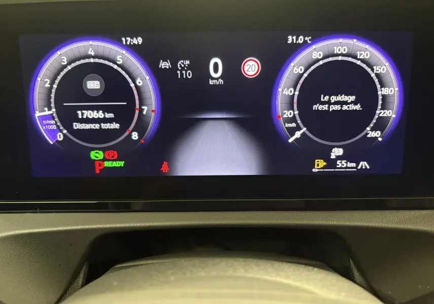 Tableau de bord numérique du Volkswagen Tiguan 2025, affichage vitesse, compte-tours et indications de conduite.