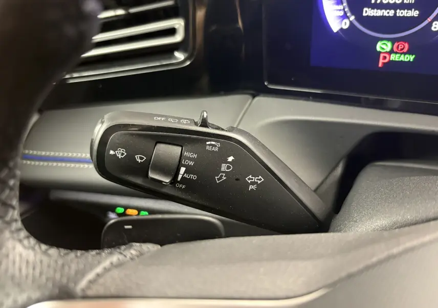 Gros plan sur la commande d’essuie-glace du Volkswagen Tiguan noir intense nacré, avec tableau de bord numérique en arrière-plan.