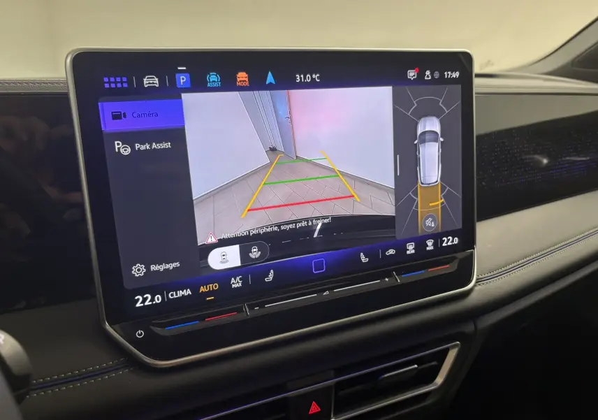 Écran tactile intérieur du Volkswagen Tiguan 2025 montrant l'assistance au stationnement avec vue caméra et affichage 3D du véhicule.