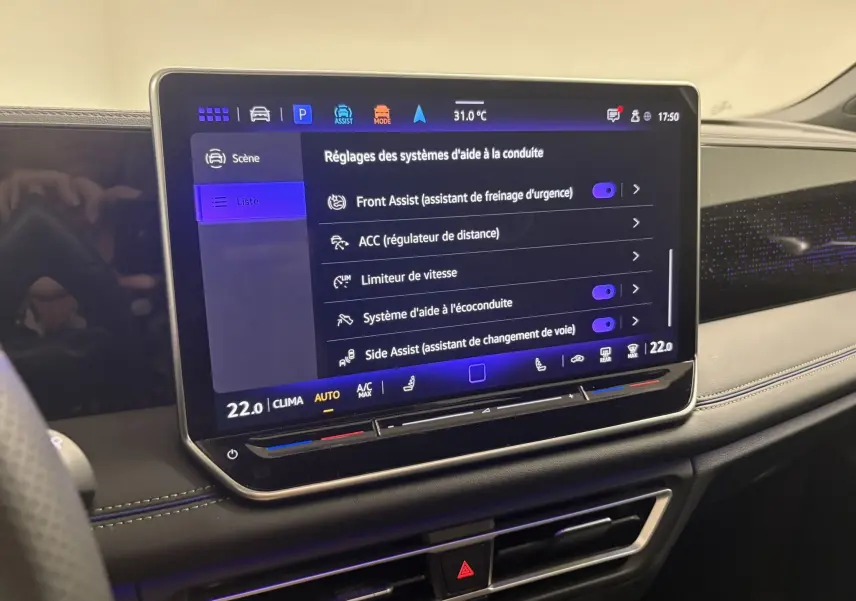 Écran tactile central du Volkswagen Tiguan 2025 affichant les réglages des aides à la conduite dans un intérieur noir.