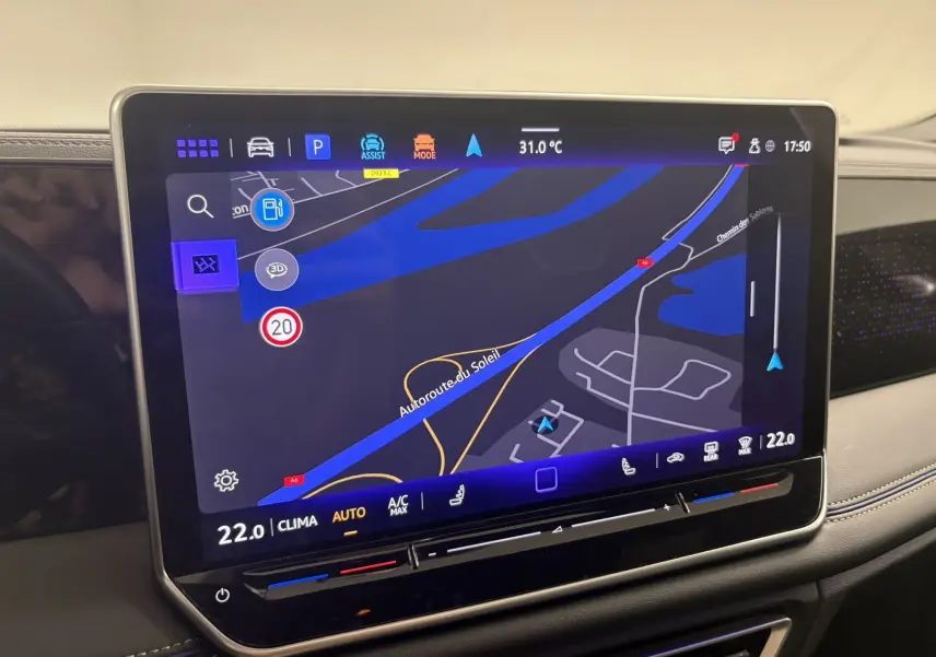 Écran tactile du système de navigation du Volkswagen Tiguan 2025 affichant une carte avec température et commandes climatisation.
