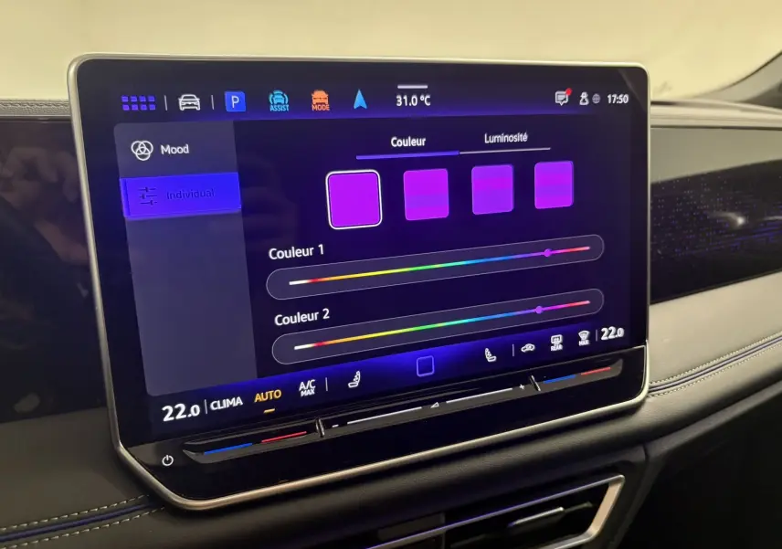 Écran tactile central du Volkswagen Tiguan 2025 affichant les réglages de couleur d'ambiance intérieure.