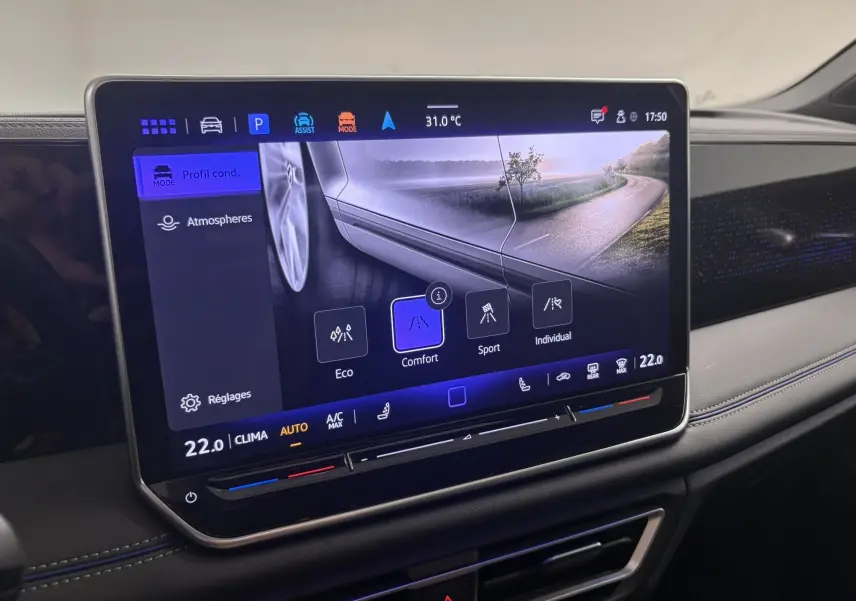 Écran tactile central du Volkswagen Tiguan 2025 affichant les modes de conduite avec interface moderne et finition intérieure noire.