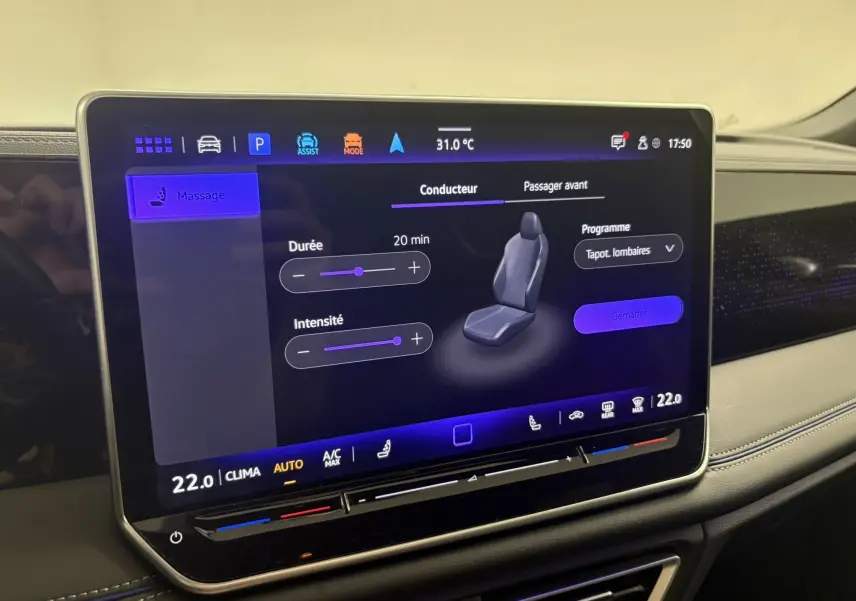 Écran tactile intérieur du Volkswagen Tiguan 2025 affichant le réglage massage siège conducteur.