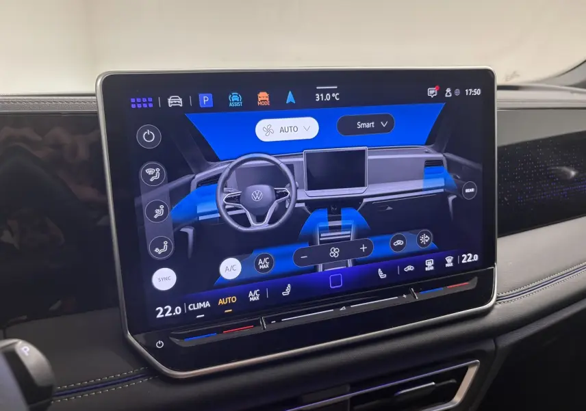 Écran tactile central du Volkswagen Tiguan 2025 affichant les commandes de climatisation et d'assistance à la conduite.