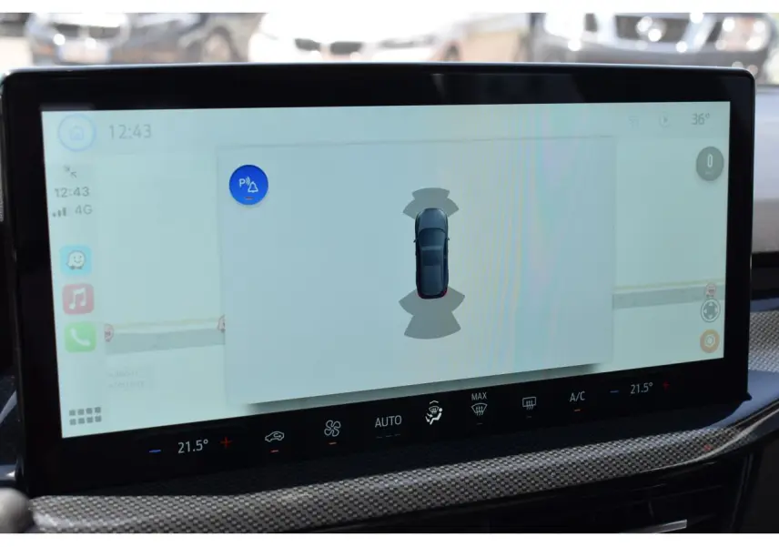 Écran tactile intérieur affichant l'aide au stationnement avec vue aérienne du Ford Focus SW Agate Black.