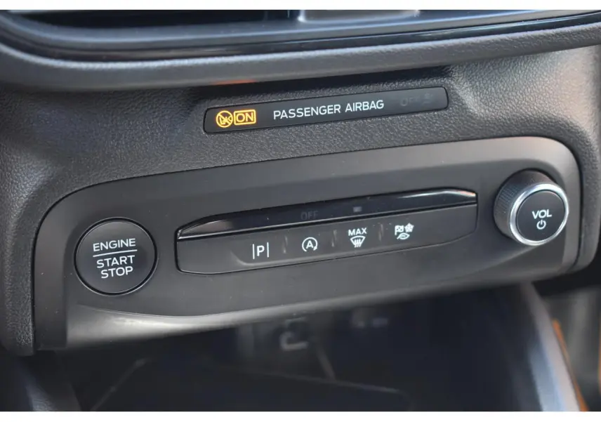 Gros plan sur la console centrale de la Ford Focus SW 2025, bouton start/stop et commandes de climatisation visibles.