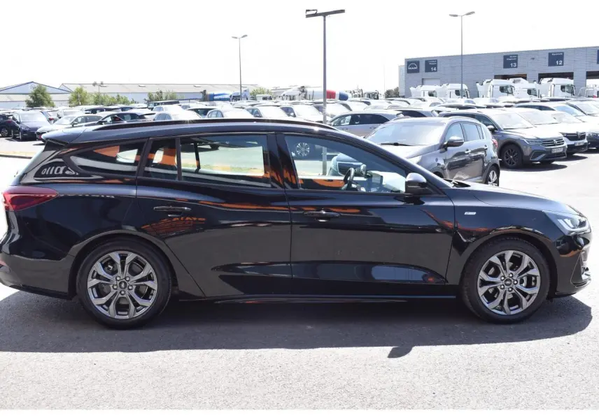 Vue latérale gauche d'une Ford Focus SW 2025 Agate Black Metallic avec jantes alliage et vitres teintées.