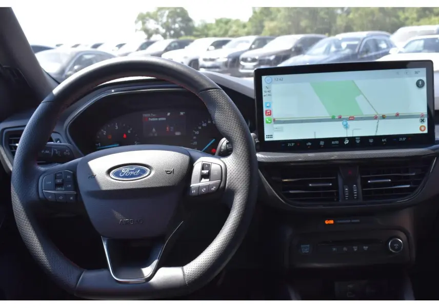 Vue intérieure centrée sur le volant Ford et l'écran tactile large du tableau de bord d'une Focus SW 2025.