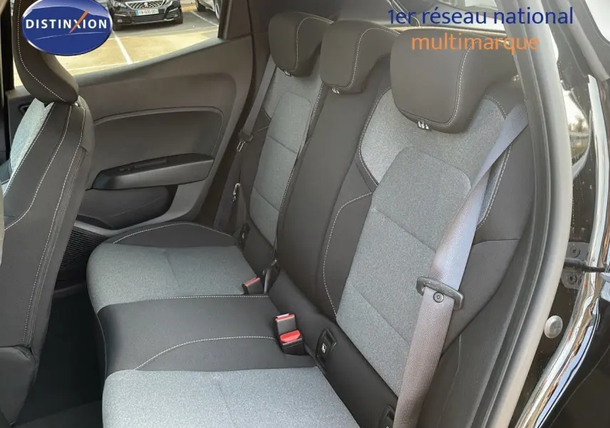 Vue intérieure côté droit des sièges arrière en tissu gris et noir d'une Renault Clio 1.5 DCI 100CH Evolution noire étoile métal 2025.