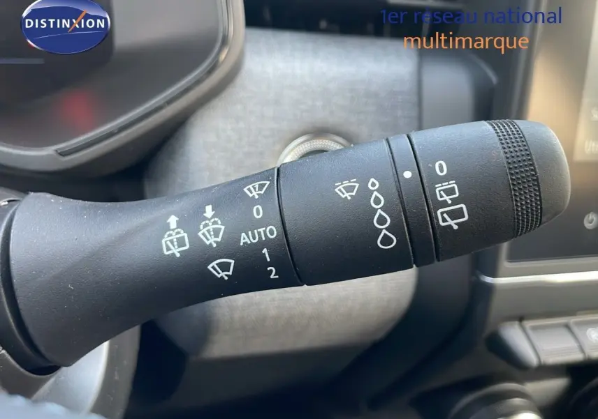 Gros plan sur la commande d'essuie-glace d'une Renault Clio noire étoile métal, version 1.5 DCI 100CH Evolution.