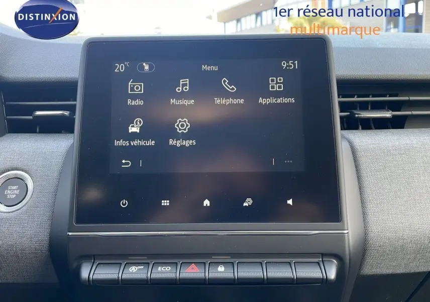 Tablette tactile centrale affichant le menu multimédia dans l'habitacle d'une Renault Clio noire étoile métal.