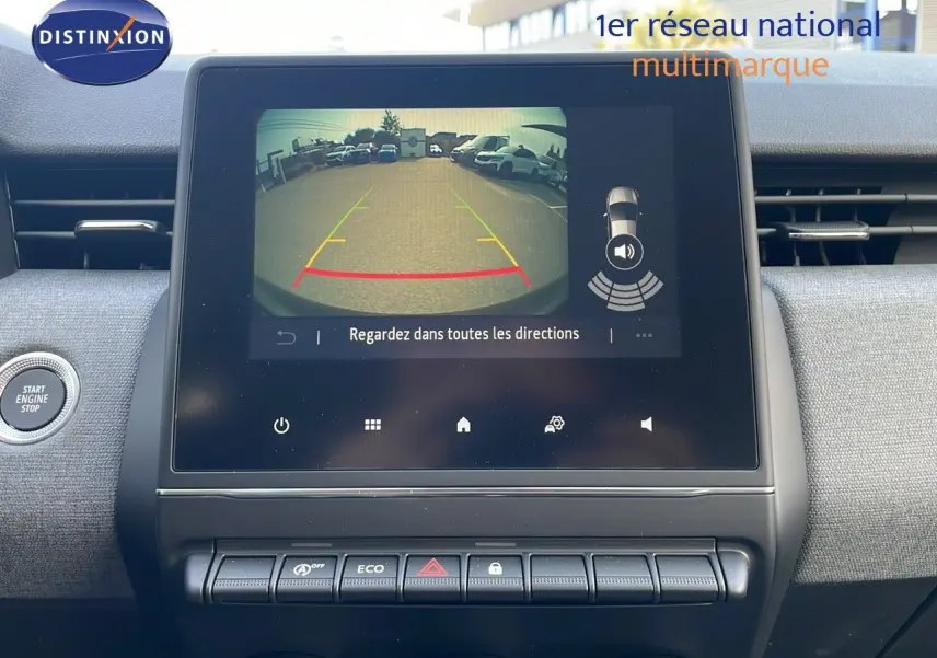 Écran central de la Renault Clio 1.5 DCI 100ch Evolution montrant la caméra de recul avec lignes de guidage colorées.