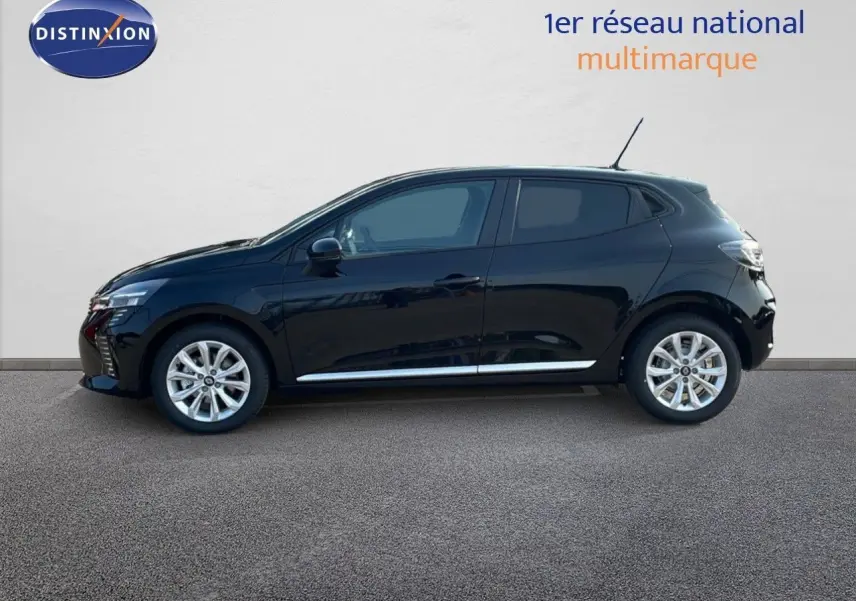 Profil côté gauche de la Renault Clio 1.5 DCI 100ch Evolution noire étoile métal avec jantes alliage 16 pouces.