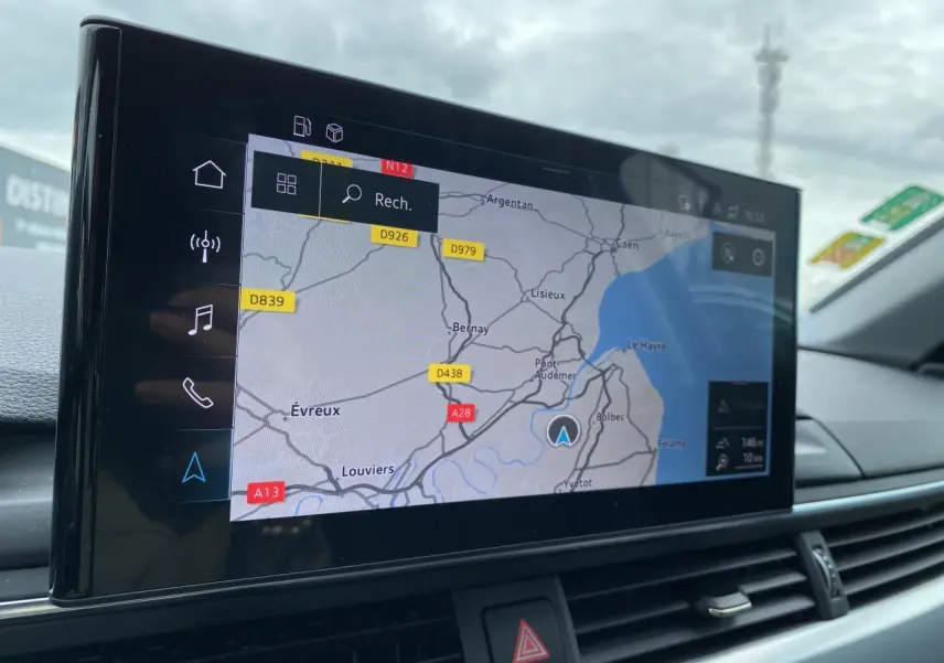 Écran tactile MMI navigation plus affichant une carte dans l'habitacle de l'Audi A4 Avant bleu Navarre 2022