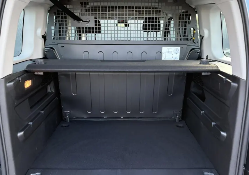 Coffre spacieux du Citroën Berlingo Multispace M 2025 vu de l'intérieur, avec cloison de séparation et habillage noir.