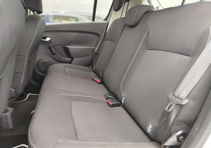 Vue latérale droite des sièges arrière en tissu gris foncé de la Dacia Sandero Lauréate Easy-R 2019, avec ceintures et appuie-têtes.
