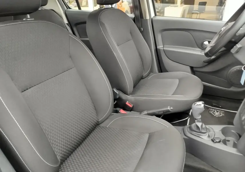 Intérieur du Dacia Sandero 2019 en tissu gris, vue côté droit sur les sièges avant et levier de vitesse.