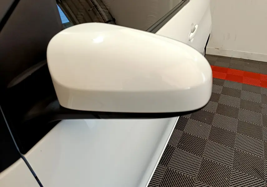 Rétroviseur droit blanc de la Citroën C1 VTi 72 S&S Feel 2020, vue rapprochée côté passager.