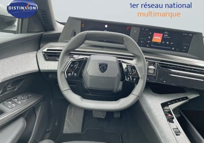 Vue intérieure centrée sur le volant cuir du Peugeot 3008 noir 2025 avec tableau de bord numérique et écran tactile large.