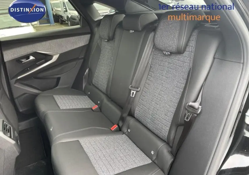 Vue intérieure côté gauche des sièges arrière du Peugeot 3008 noir, avec sellerie mixte tissu et cuir gris.