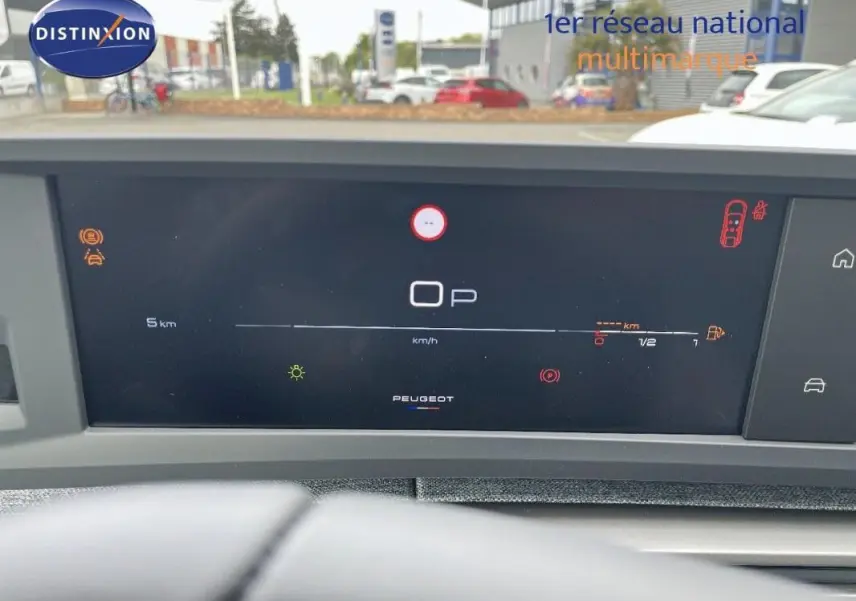 Vue rapprochée du tableau de bord numérique du Peugeot 3008 noir, affichant les indicateurs de vitesse et de sécurité.