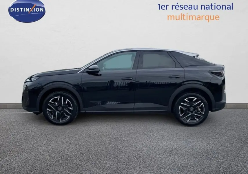 Profil côté gauche d’un Peugeot 3008 noir 2025 avec jantes alliage et vitres teintées, sur fond neutre.