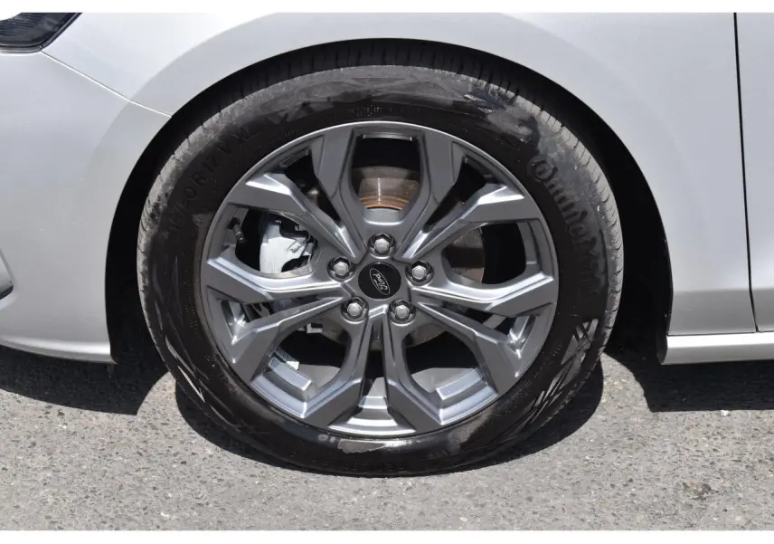 Gros plan sur la jante alliage 17 pouces 5 branches de la Ford Focus SW Moondust Silver côté avant droit.