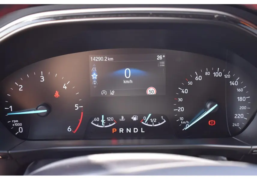 Vue rapprochée du combiné numérique 12,3" de la Ford Focus SW 2025, affichant vitesse, compte-tours et jauges.