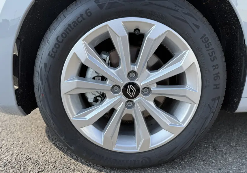 Gros plan sur la roue avant droite de la Renault Clio gris Rafale métal, jante alliage à design moderne et pneu Continental EcoContact 6.