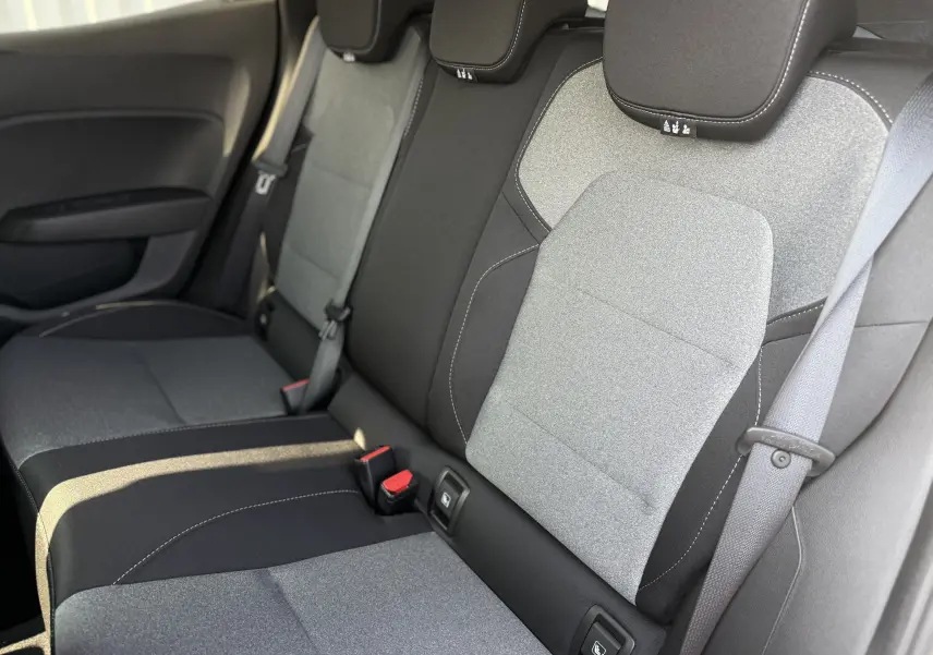 Vue rapprochée des sièges arrière bicolores gris clair et noir de la Renault Clio 2025, version diesel 5 portes.